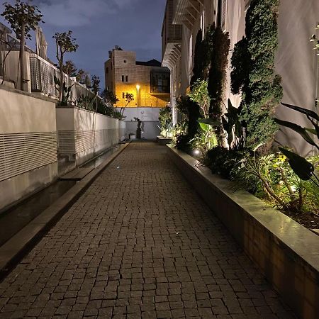 Laura Compound- Authentic 1 Bedroom Charming & Specious Tel Aviv Bagian luar foto