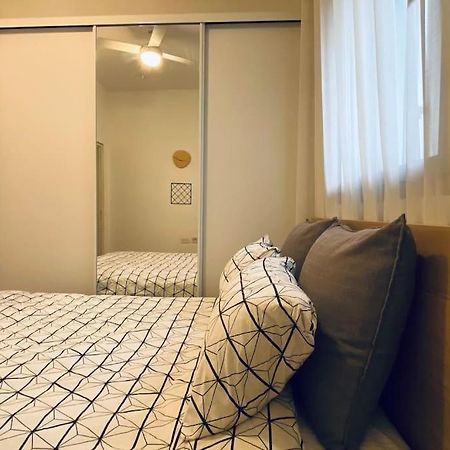 Laura Compound- Authentic 1 Bedroom Charming & Specious Tel Aviv Bagian luar foto