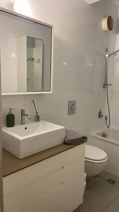 Laura Compound- Authentic 1 Bedroom Charming & Specious Tel Aviv Bagian luar foto