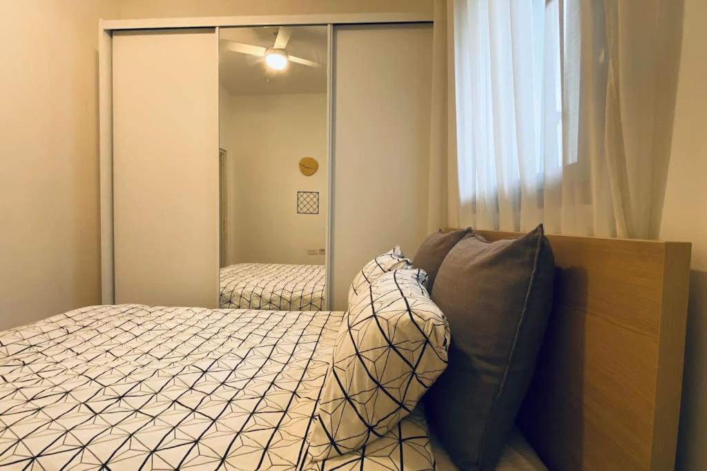 Laura Compound- Authentic 1 Bedroom Charming & Specious Tel Aviv Bagian luar foto