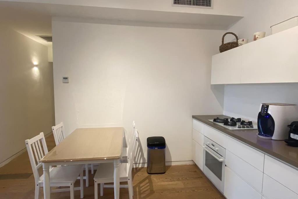 Laura Compound- Authentic 1 Bedroom Charming & Specious Tel Aviv Bagian luar foto