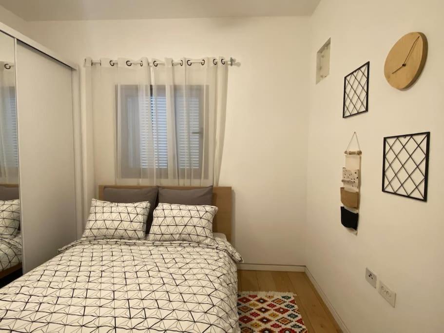 Laura Compound- Authentic 1 Bedroom Charming & Specious Tel Aviv Bagian luar foto