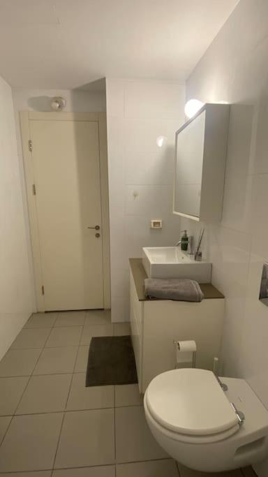 Laura Compound- Authentic 1 Bedroom Charming & Specious Tel Aviv Bagian luar foto