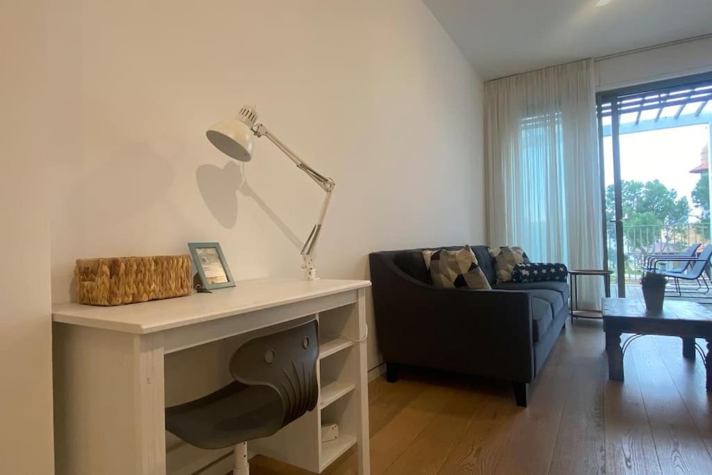 Laura Compound- Authentic 1 Bedroom Charming & Specious Tel Aviv Bagian luar foto