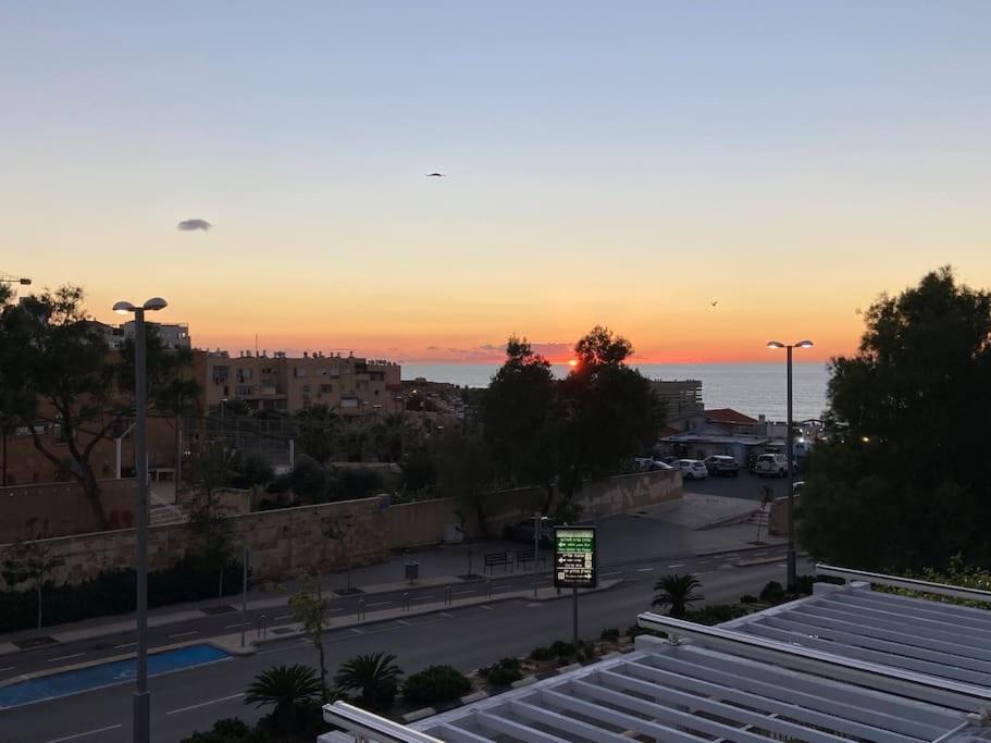 Laura Compound- Authentic 1 Bedroom Charming & Specious Tel Aviv Bagian luar foto