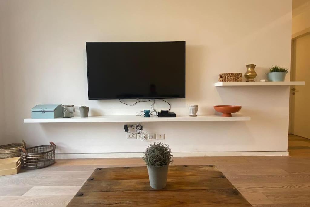 Laura Compound- Authentic 1 Bedroom Charming & Specious Tel Aviv Bagian luar foto