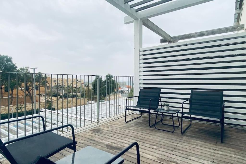 Laura Compound- Authentic 1 Bedroom Charming & Specious Tel Aviv Bagian luar foto