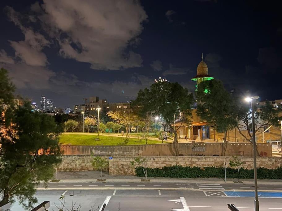 Laura Compound- Authentic 1 Bedroom Charming & Specious Tel Aviv Bagian luar foto
