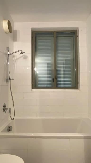 Laura Compound- Authentic 1 Bedroom Charming & Specious Tel Aviv Bagian luar foto