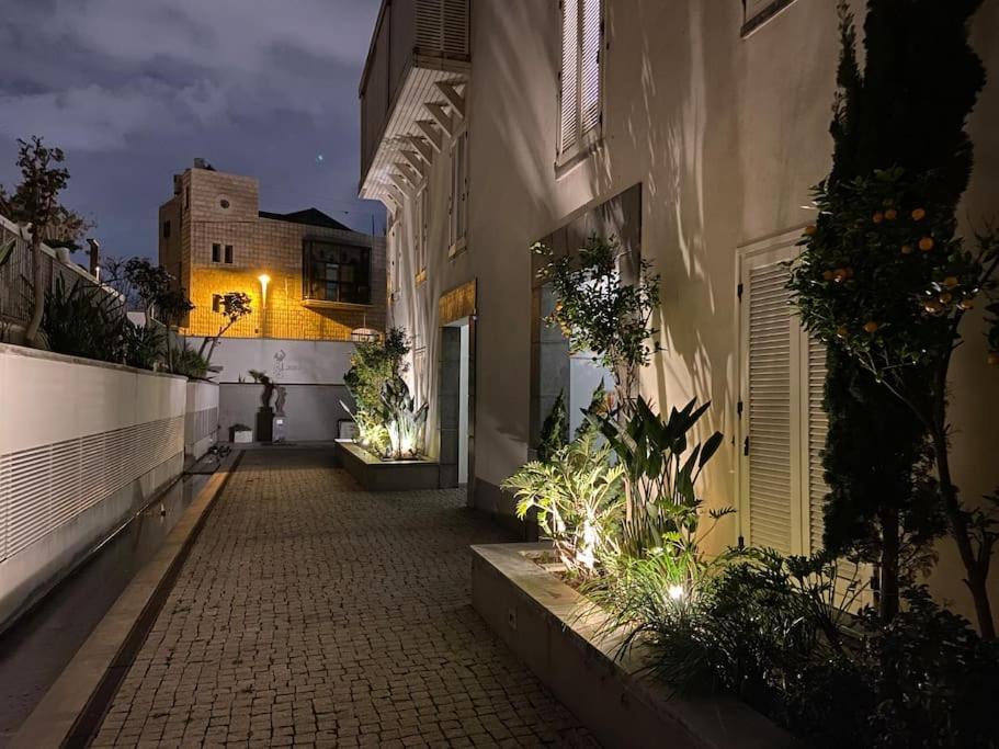 Laura Compound- Authentic 1 Bedroom Charming & Specious Tel Aviv Bagian luar foto